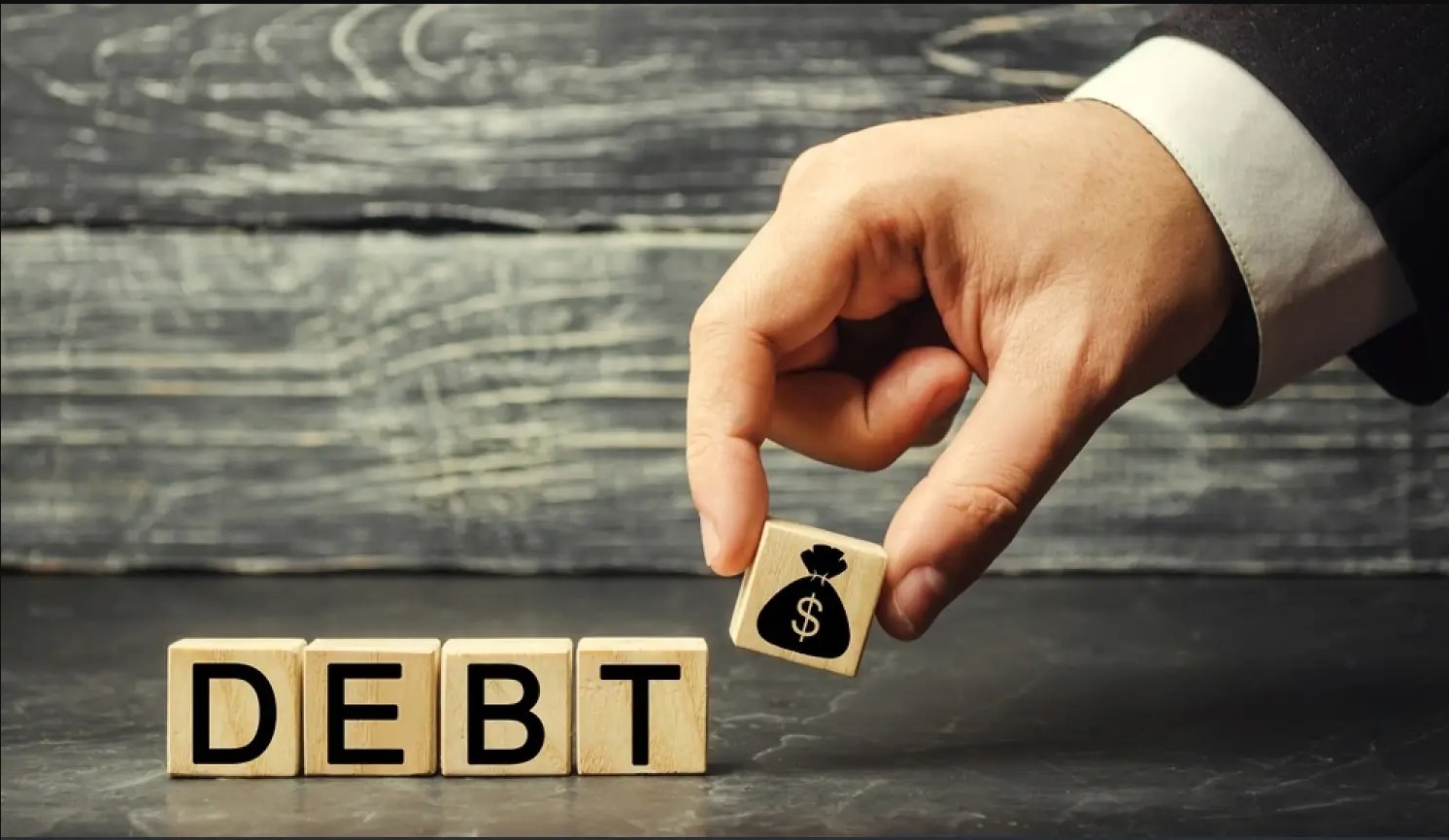 قرضوں، ٹیکسوں کا بوجھ، پاکستانی معیشت شدید دباؤ کا شکار