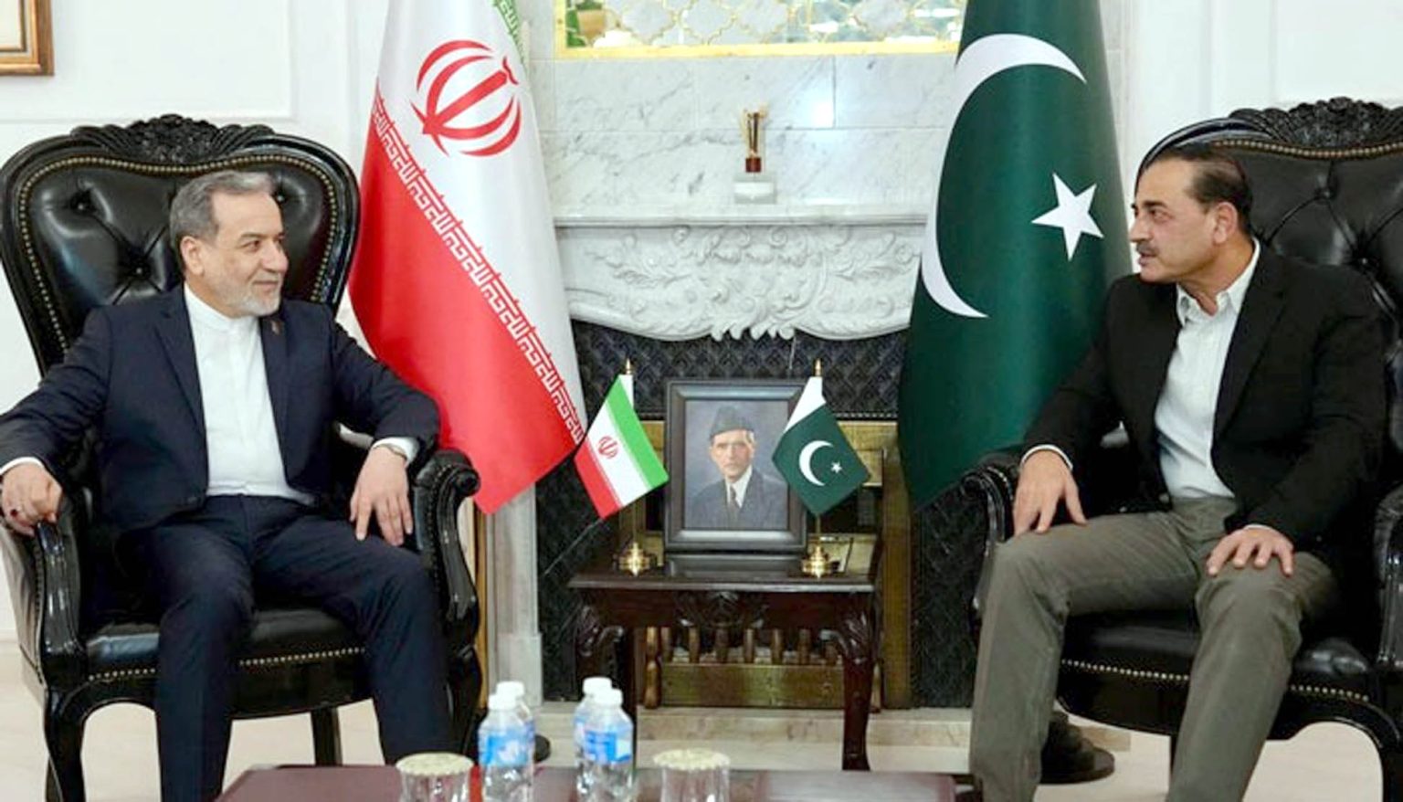 ایرانی وزیر خارجہ عباس عراقچی کی پاکستان آمد، فیلڈ مارشل سے ملاقات، امریکا کیلئے ایران کے تحریری پیغام حوالے کردیے