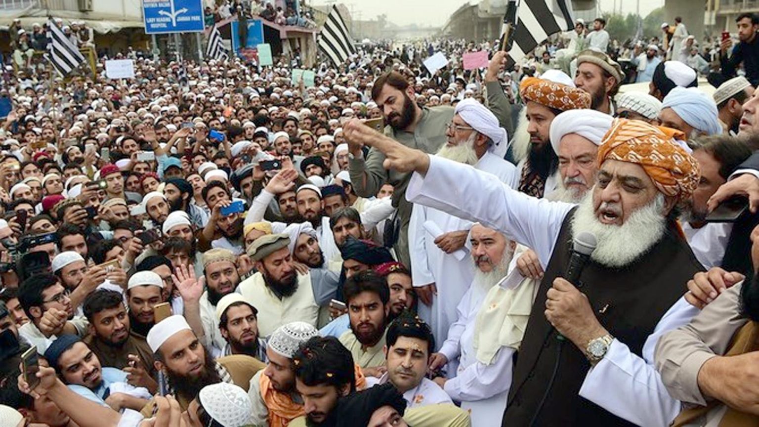 عمران خان کو رہا کرکے سیاسی کردار ادا کرنے کا موقع دیا جائے،  مولانا فضل الرحمن