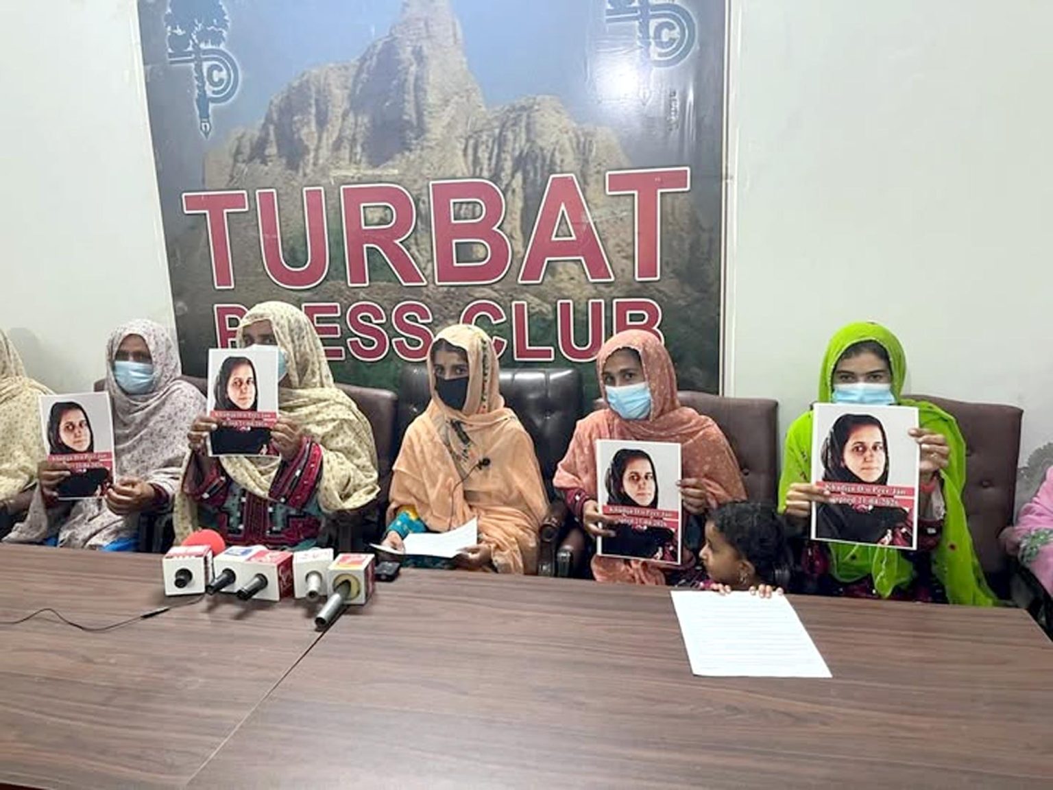 خدیجہ پیر جان  گرفتاری کیخلاف اہل خانہ نےدہشتگردوں کی معاونت کا الزام مسترد کردیا