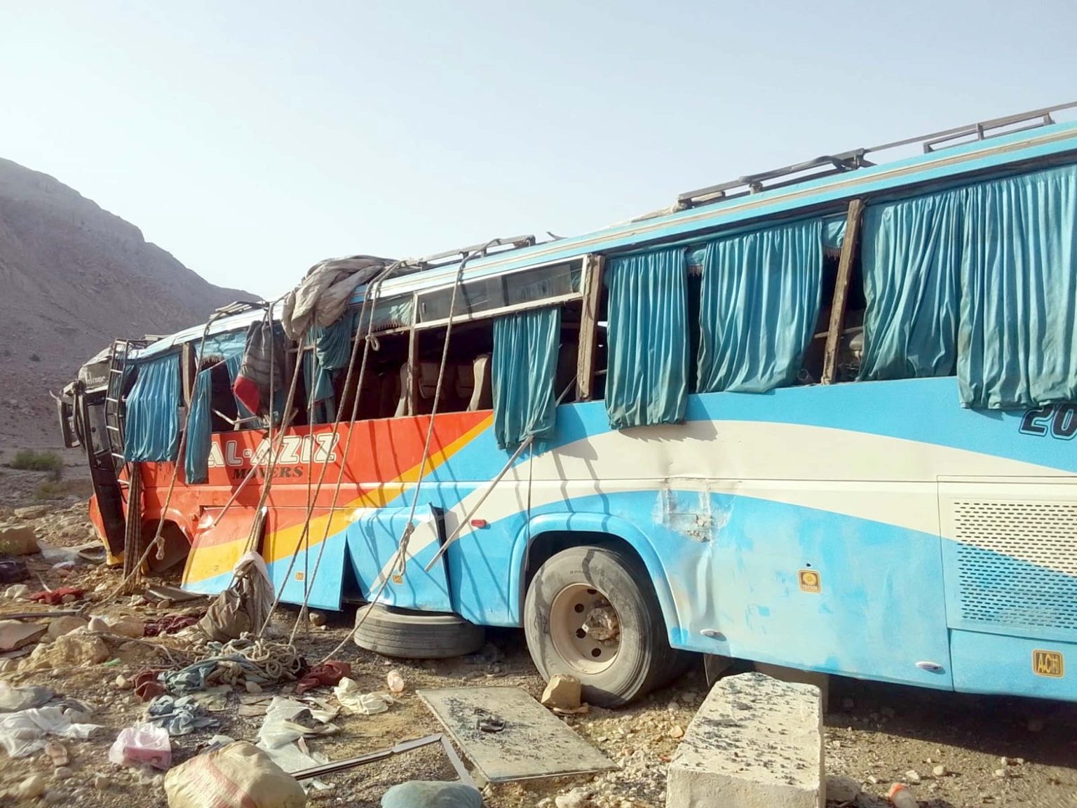 خاران سے لاڑکانہ جانیوالی کوچ حادثے کا شکار، 5 افراد جاں بحق، 12 زخمی ہوگئے