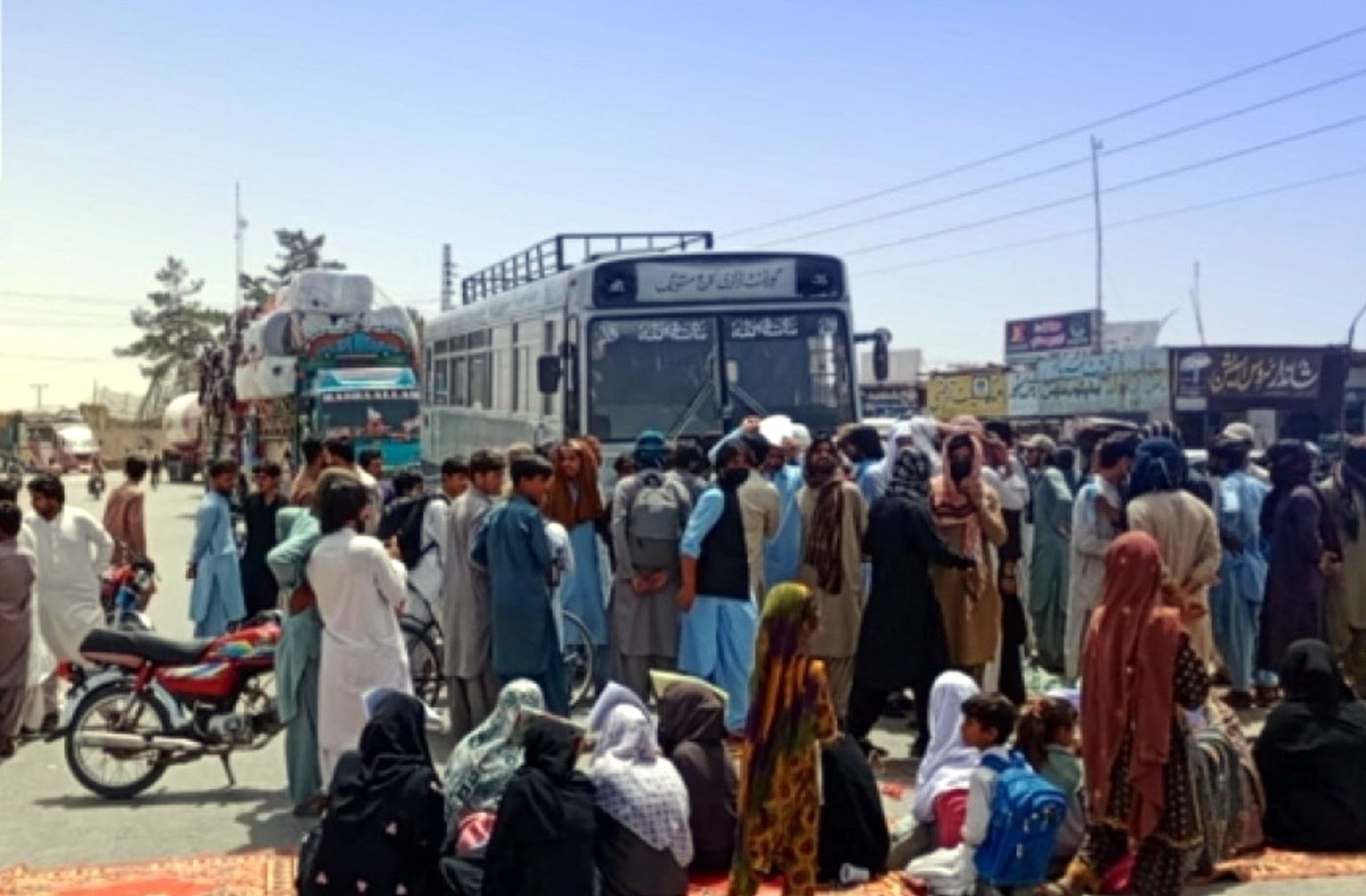 مستونگ طلبہ احتجاج: لیپ ٹاپ اسکیم میں تاخیر اور انٹرنیٹ بندش پر قومی شاہراہ بلاک