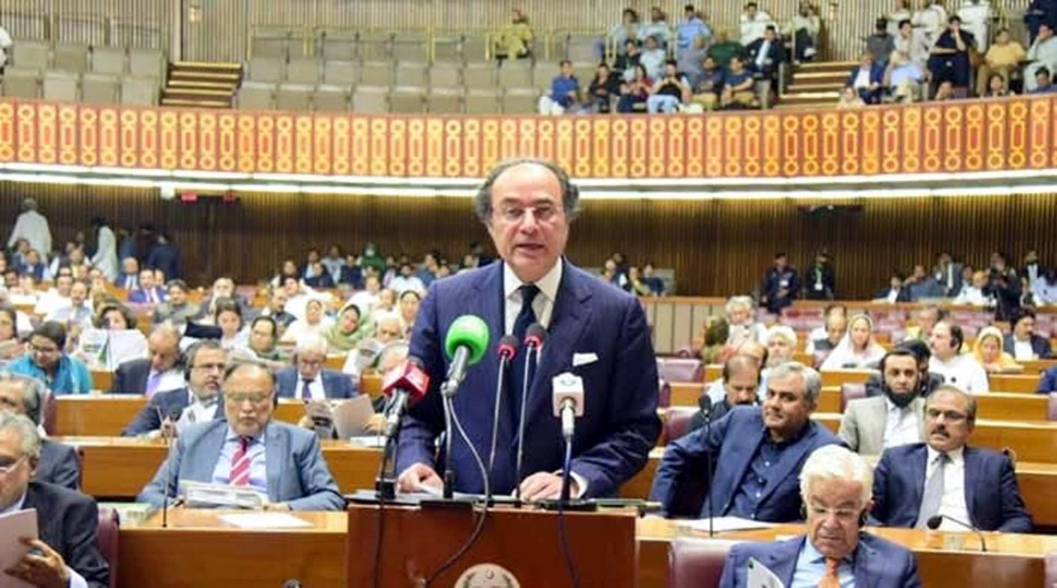 قومی اسمبلی میں ساڑھے 18 ہزار ارب روپے کا وفاقی بجٹ پیش، اپوزیشن اراکین کا احتجاج