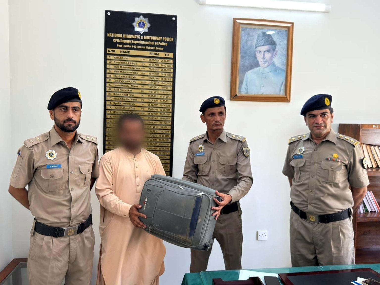 گوادر موٹروے پولیس کی دیانتداری، لاکھوں روپے مالیت کا گمشدہ سامان مالک کے حوالے کردیا
