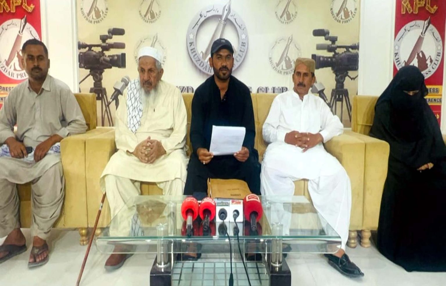 قبضہ گروہ نے ہماری موروثی اراضی پر قبضے کیلئے مسلح حملہ کرکے جانی نقصان پہنچایا، متاثرہ افراد کی خضدار پریس کلب میں دہائی