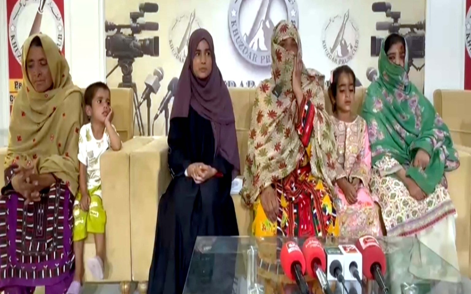خضدار پریس کلب میں بیوہ اور یتیم بچوں کی فریاد، مبینہ ظلم و زیادتی کیخلاف انصاف فراہم کرنیکا مطالبہ