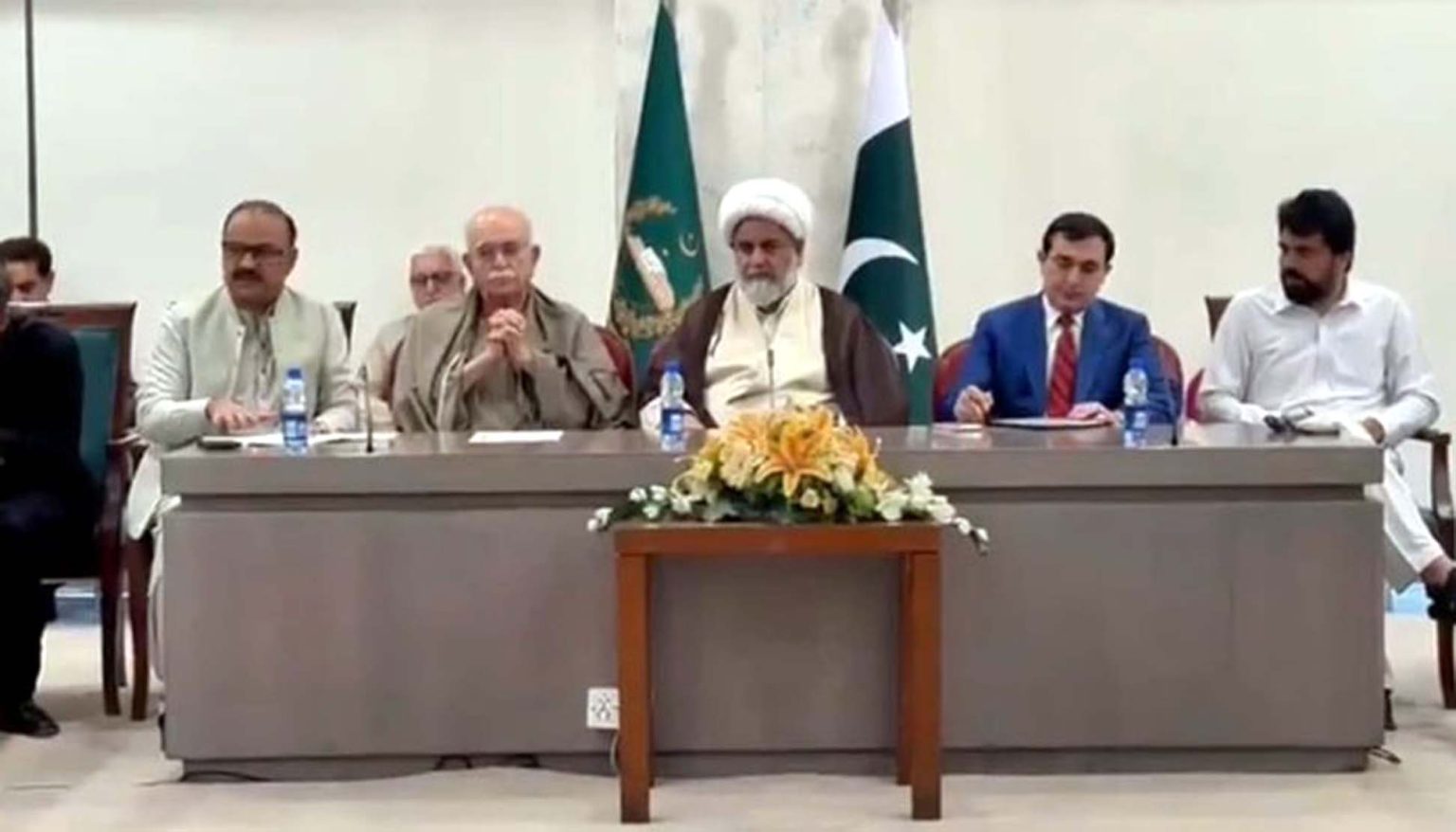 بجٹ سیشن کا بائیکاٹ نہ کرنیکا فیصلہ، پارلیمنٹ کے اندر اور باہر احتجاج ہوگا، اپوزیشن جماعتیں