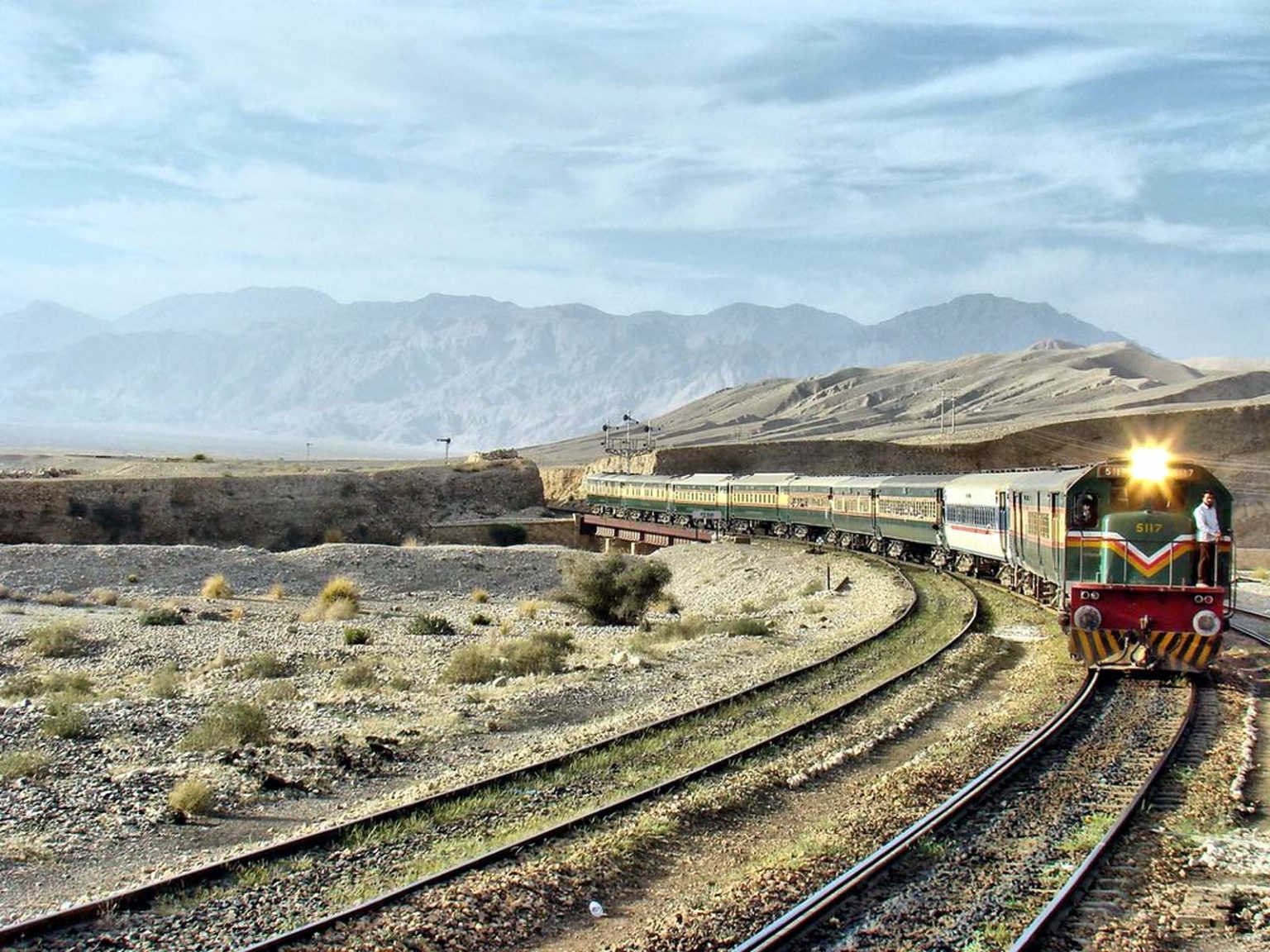 جعفر ایکسپریس کو تیسرے روز بھی کوئٹہ آنے سے روک دیا گیا، جیکب آباد اسٹیشن پر سیکڑوں مسافر گرمی میں بے یارو مددگار