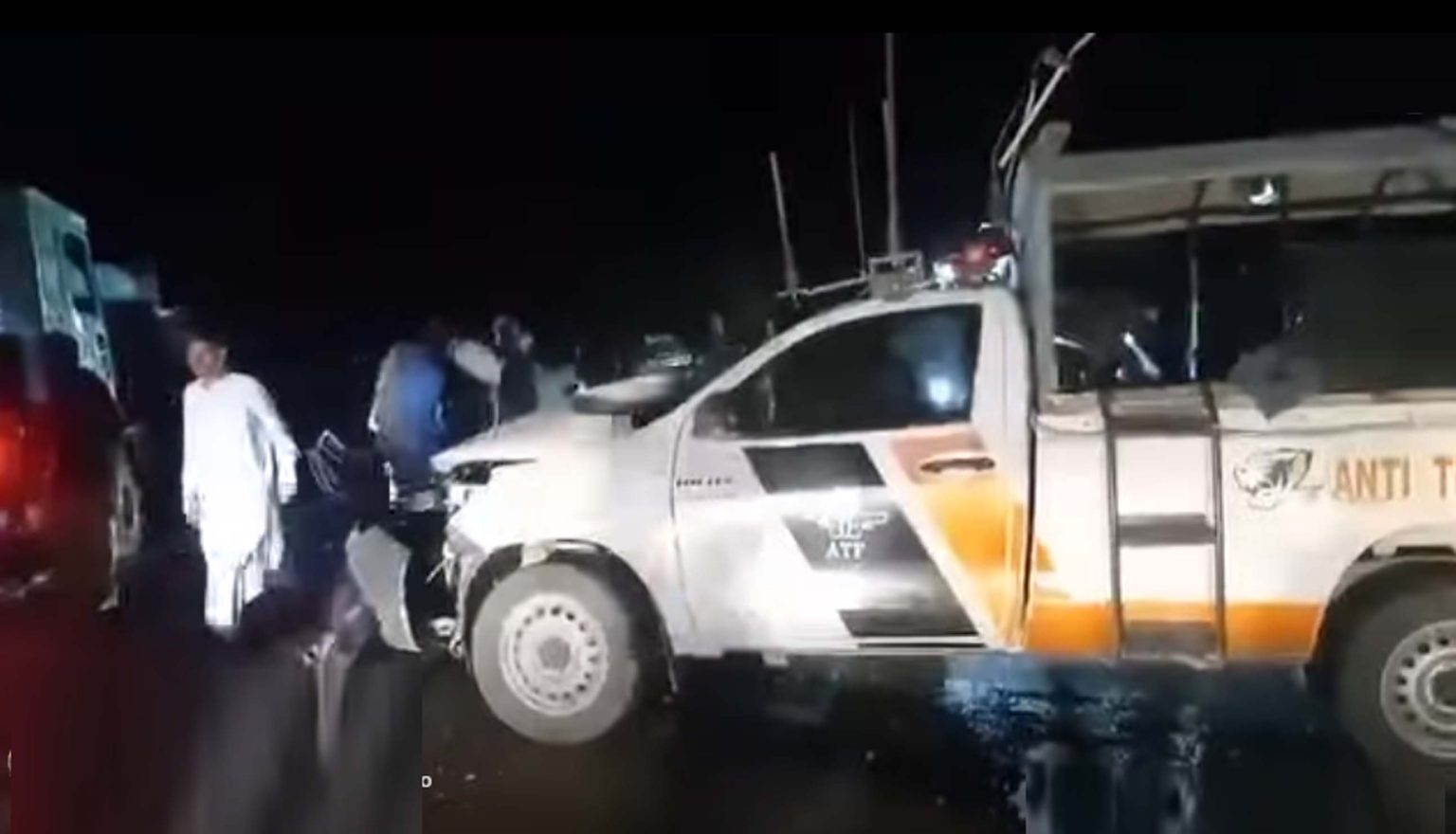 مولانا عبدالواسع کے کانوائے میں شامل محافظوں کی گاڑی کو حادثہ، ایک اہلکار جاں بحق، 4 زخمی ہوگئے