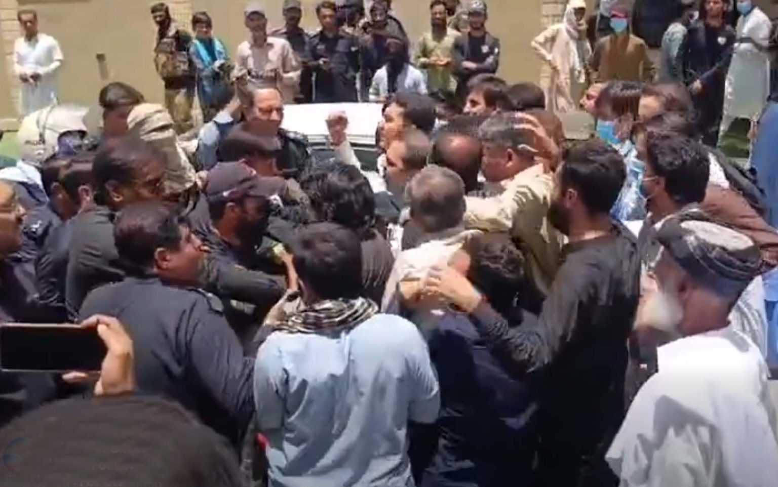 کوئٹہ میں ینگ ڈاکٹرز کا ریڈ زون کی طرف مارچ، پولیس نے مظاہرین کو سول اسپتال میں روک دیا