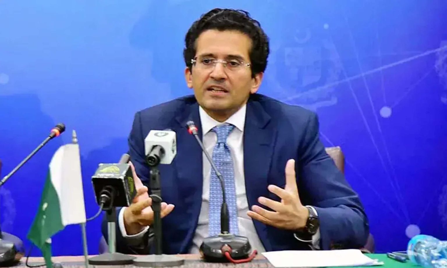 پیٹرول پیچھے سے ہی مہنگا آرہا ہے، عالمی منڈی میں قیمت کم ہوگی تو فائدہ عوام کو منتقل کریں گے، وزیر پیٹرولیم