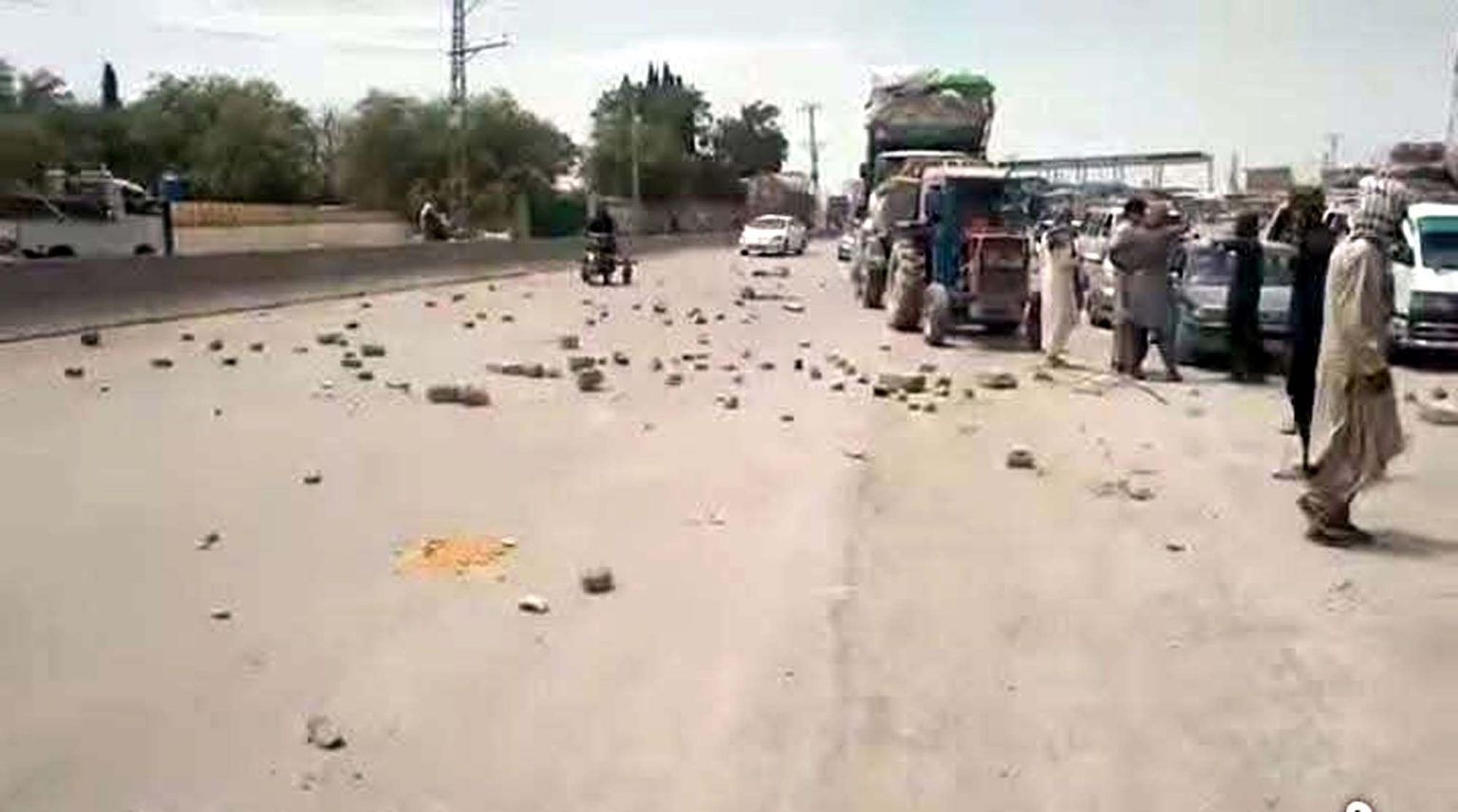 بلیلی چیک پوسٹ پر موٹر سائیکل سواروں سے ڈیزل ضبط کیے جانے کیخلاف متاثرہ افراد کا احتجاج