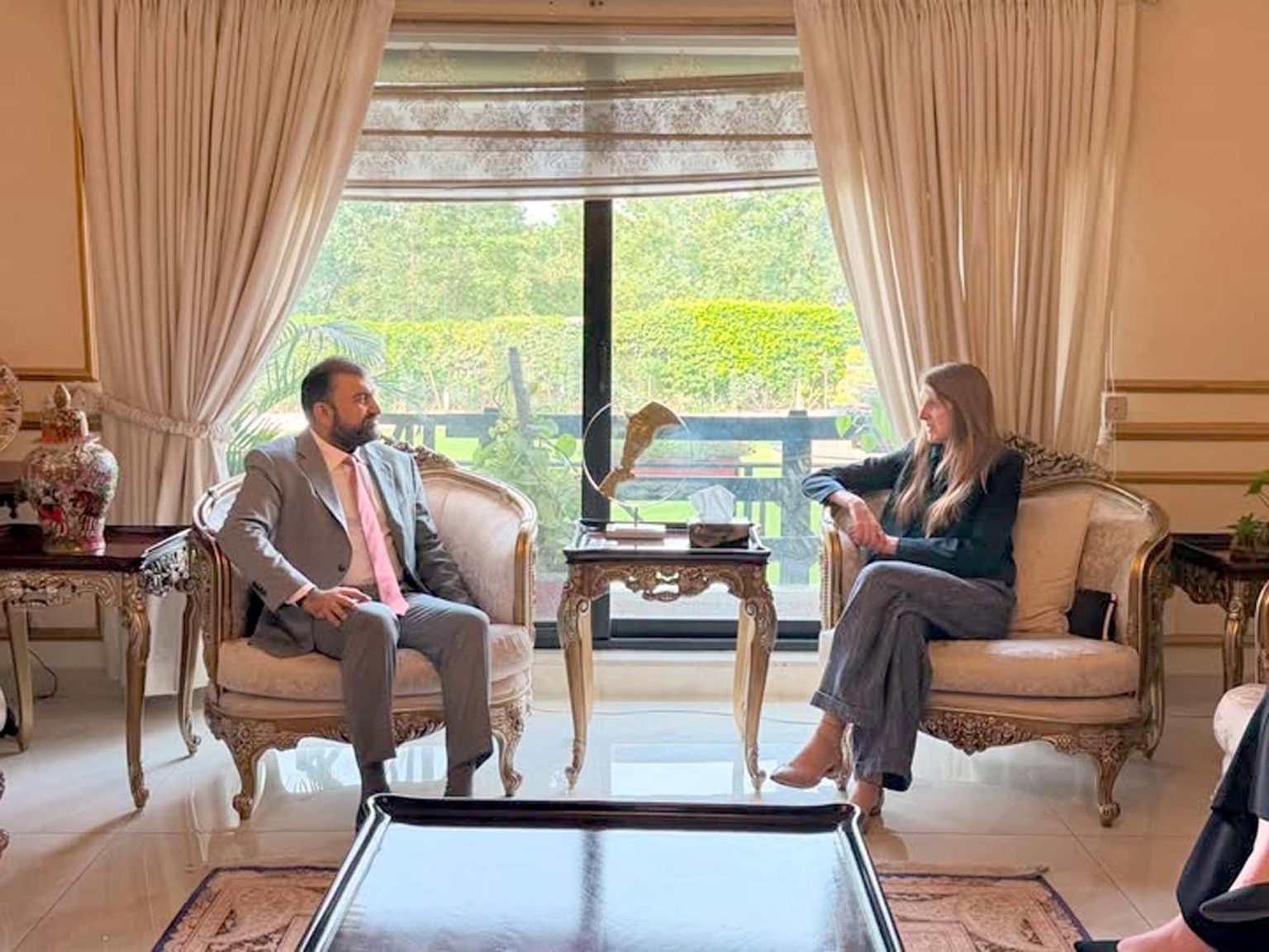 وزیراعلیٰ بلوچستان سرفراز بگٹی سے پاکستان میں برطانوی ہائی کمشنر کی ملاقات، دوطرفہ روابط کے فروغ پر تبادلہ خیال
