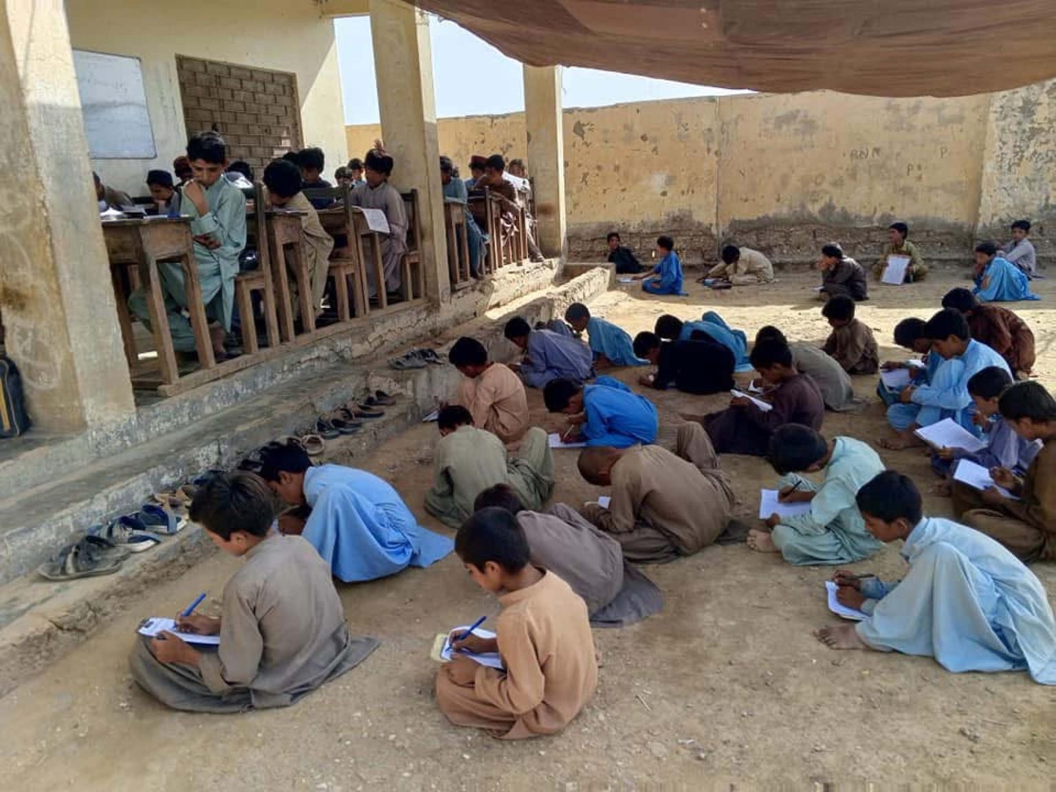 خضدار، گریشہ میں سرکاری اسکول تمام بنیادی سہولیات سے محروم، منظوری کے باوجود کلاس رومز تعمیر نہ ہوسکے، طلبہ کو مشکلات کا سامنا