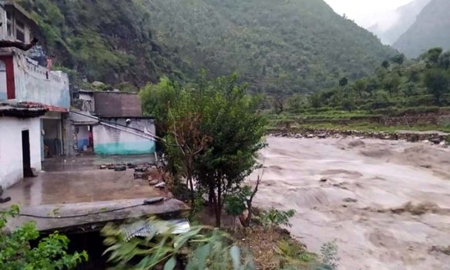 خیبر پختونخوا میں شدید بارش، آسمانی بجلی گرنے سے 2 بچے جاں بحق، مدرسے کی 22 طالبات سمیت 25 افراد زخمی