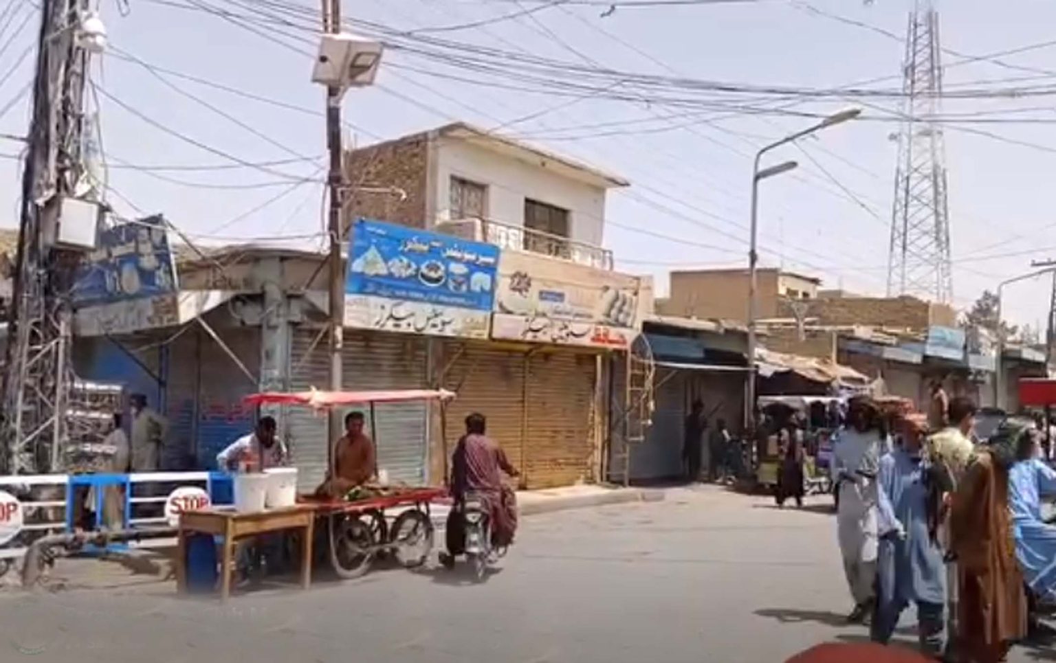 مستونگ میں مسجد اور مدرسے پر شیلنگ، قرآن پاک کی بے حرمتی کیخلاف تاجروں نے کاروبار بند کردیے