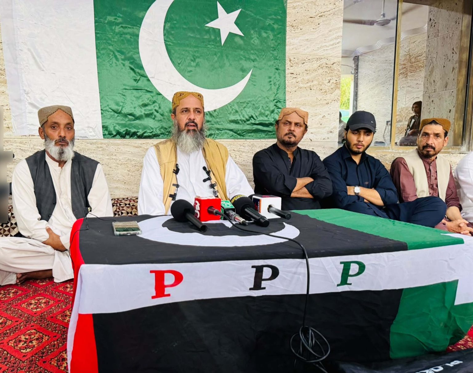 میرے جانبازوں نے بہادری سے مقابلہ کیا، پہلی بار کسی خودکش بمبار کو بھاگتے دیکھا، خضدار پولیس مجھ پر ہونیولے حملے میں شریک جرم ہے، میر شفیق الرحمن مینگل