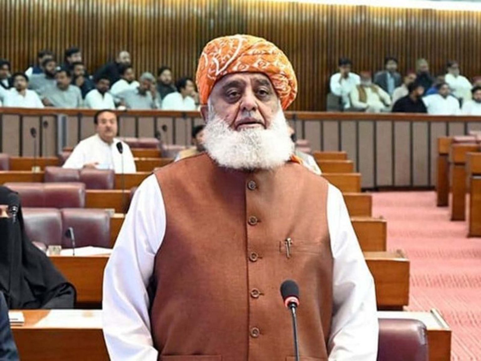 فوج سے متعلق تقریر پر گوجرانوالہ میں اندراج مقدمہ کی درخواست، عدالت نے مولانا فضل الرحمن کو نوٹس جاری کردیا