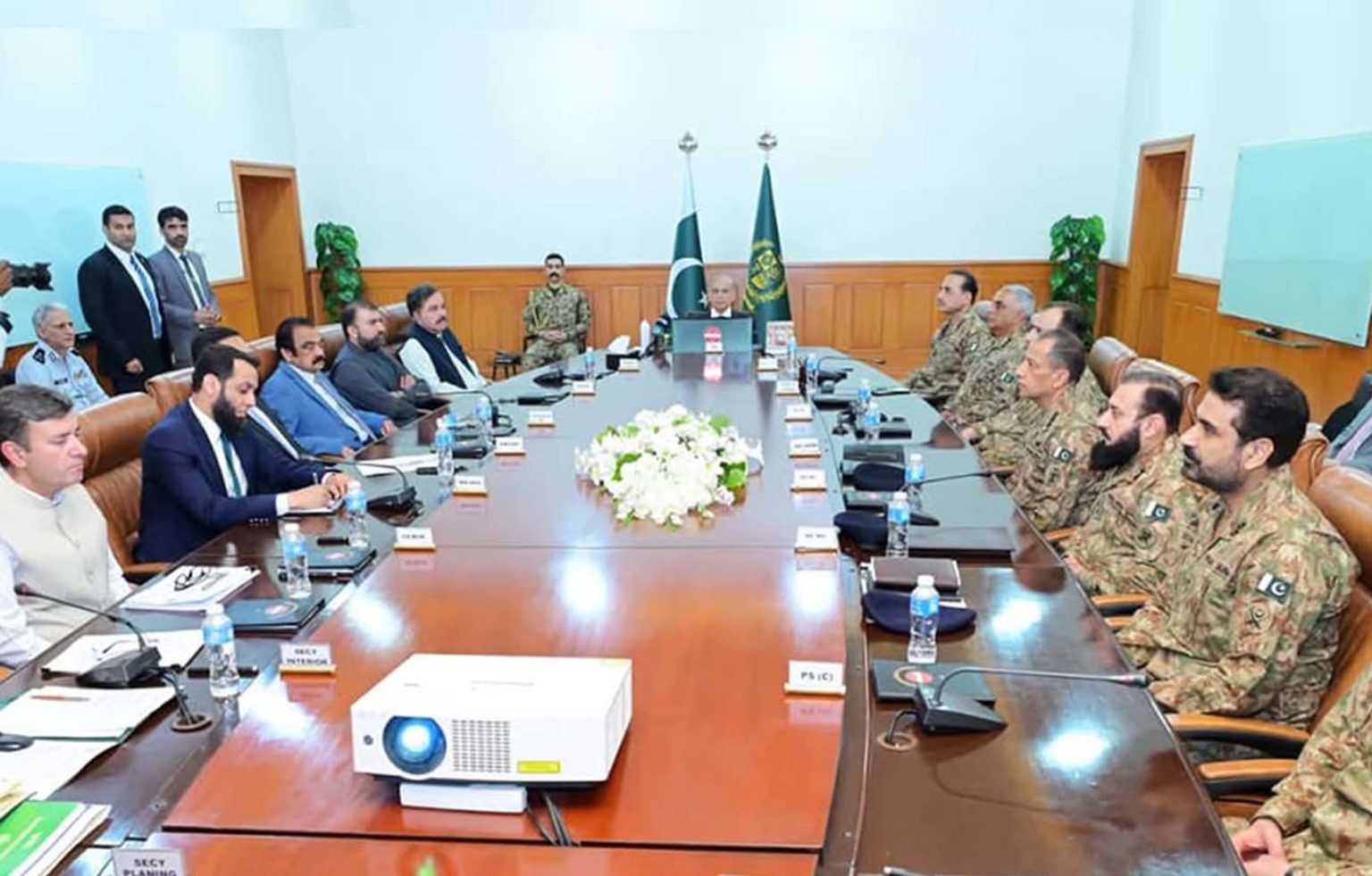 بلوچستان میں دہشتگردی کے سنگین واقعات کے پیچھے مشرقی ہمسایہ دہشتگردوں کو اسلحہ اور مالی معاونت فراہم کررہا ہے، وزیراعظم شہباز شریف