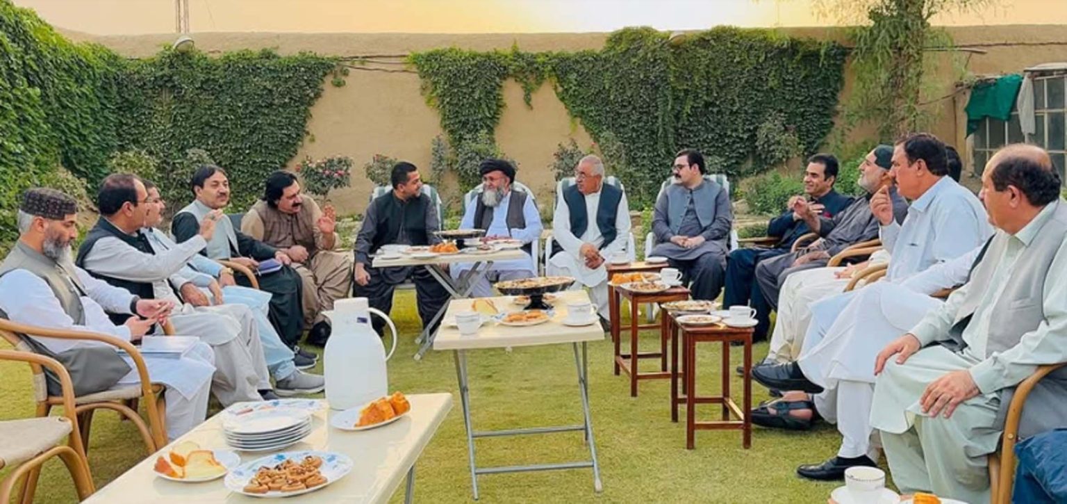 سانحہ زیارت کے لواحقین اور دھرنا کمیٹی کیساتھ حکومتی وفد کے مذاکرا ت میں پیشرفت، حتمی فیصلہ وزیراعلیٰ سے مشاورت کے بعد کیا جائیگا