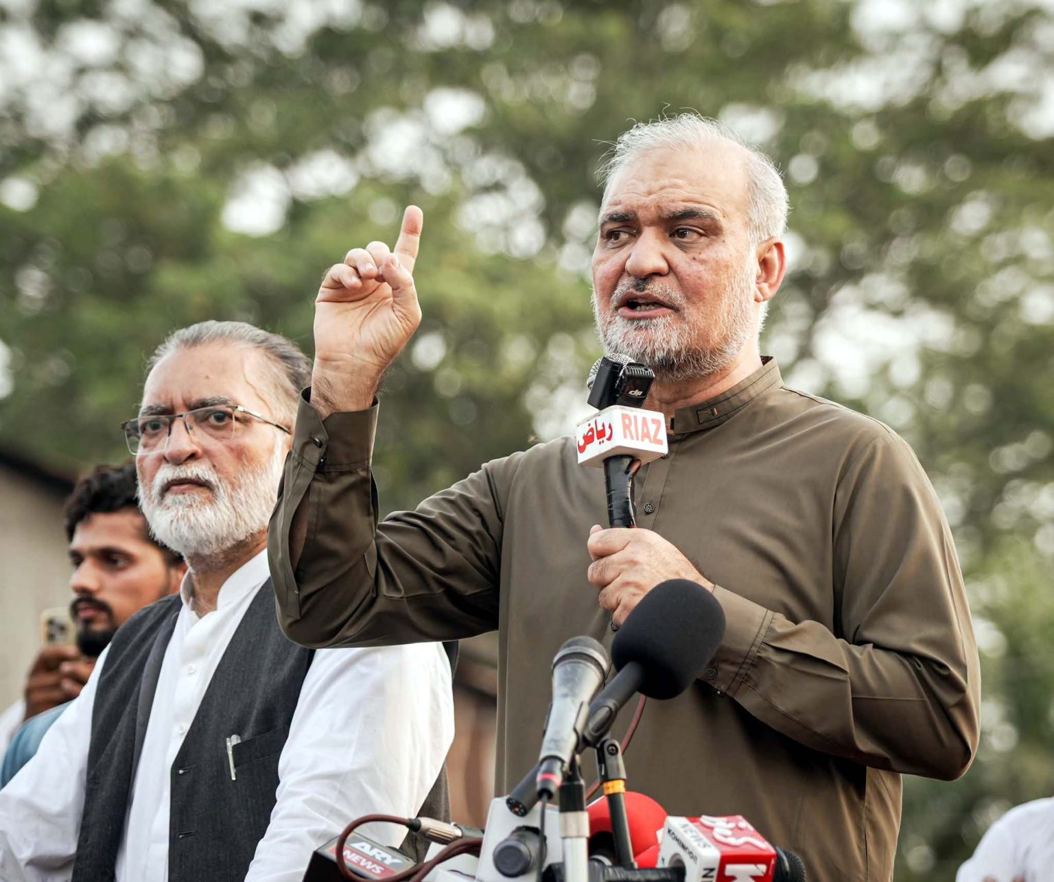 آج پورا پاکستان جام کردیں گے، رکاوٹیں ڈالیں تو احتجاج حکومت گراﺅ تحریک میں بدل جائیگا، حافظ نعیم