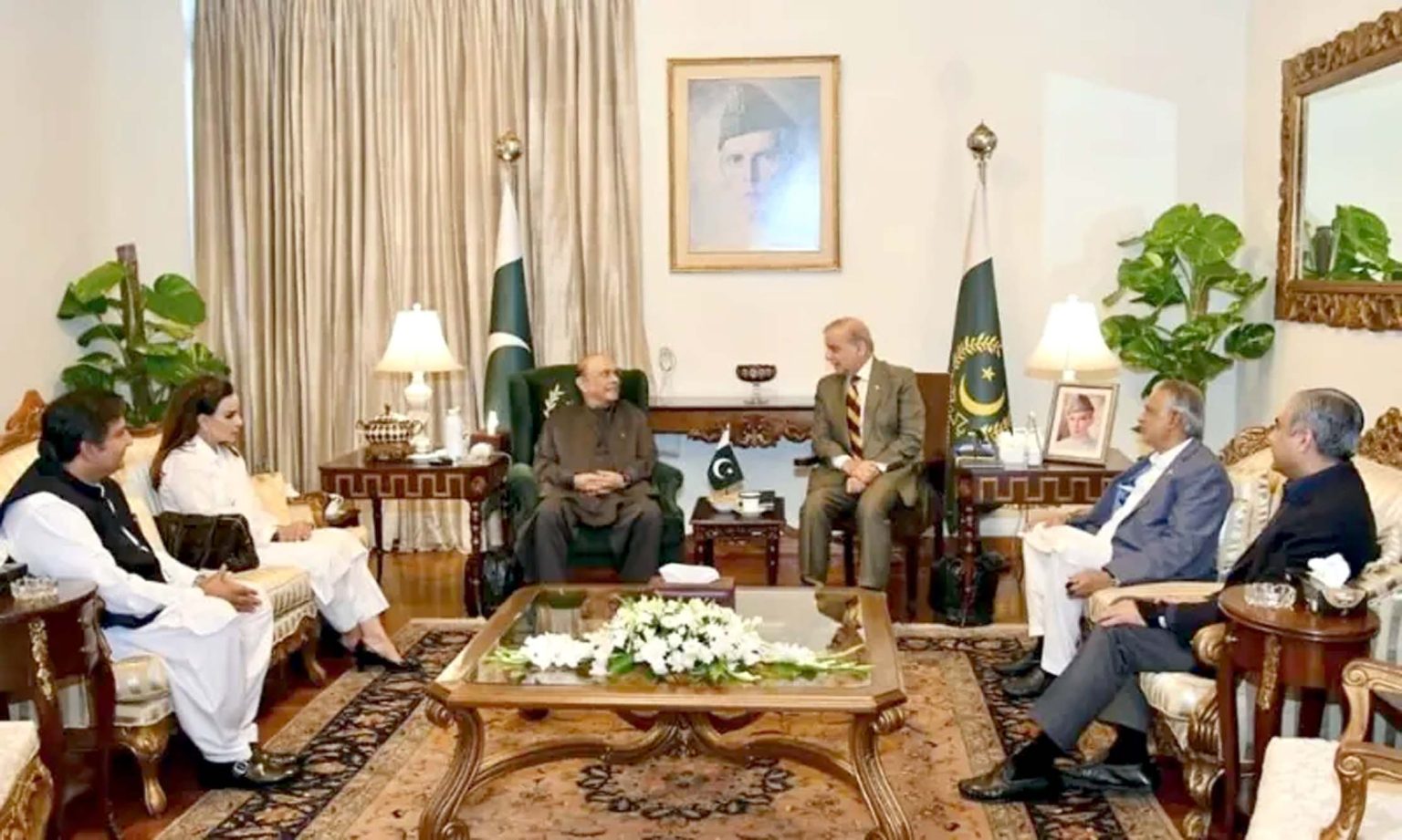 مکہ دفاعی معاہدہ امت مسلمہ کی سلامتی کے فروغ کیلئے موثر عملدرآمد کریگا، صدر کی وزیراعظم سے گتفگو