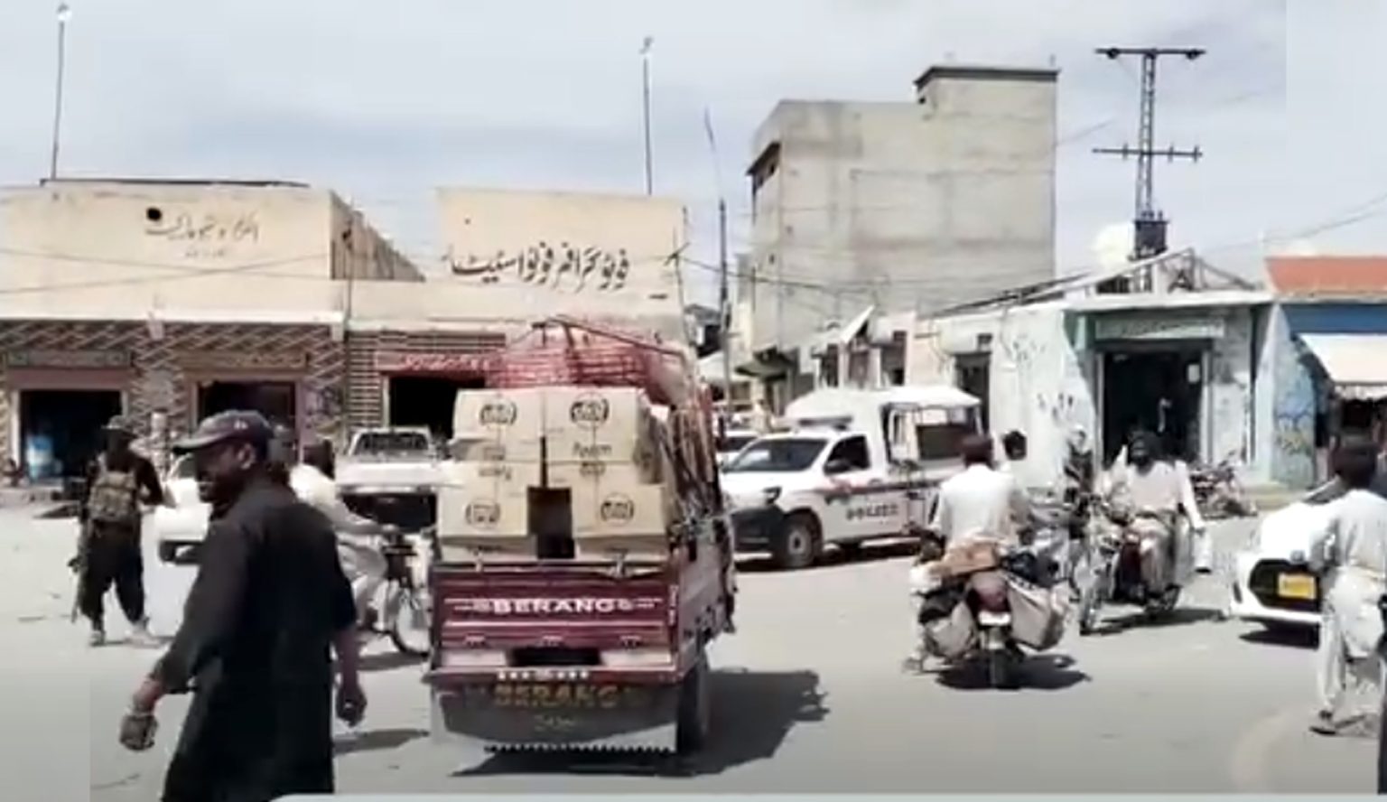 پنجگور، چتکان میں پولیس ایم ٹی برانچ کے قریب دھماکہ، انچارج زخمی، متعدد سرکاری گاڑیوں کے شیشے ٹوٹ گئے