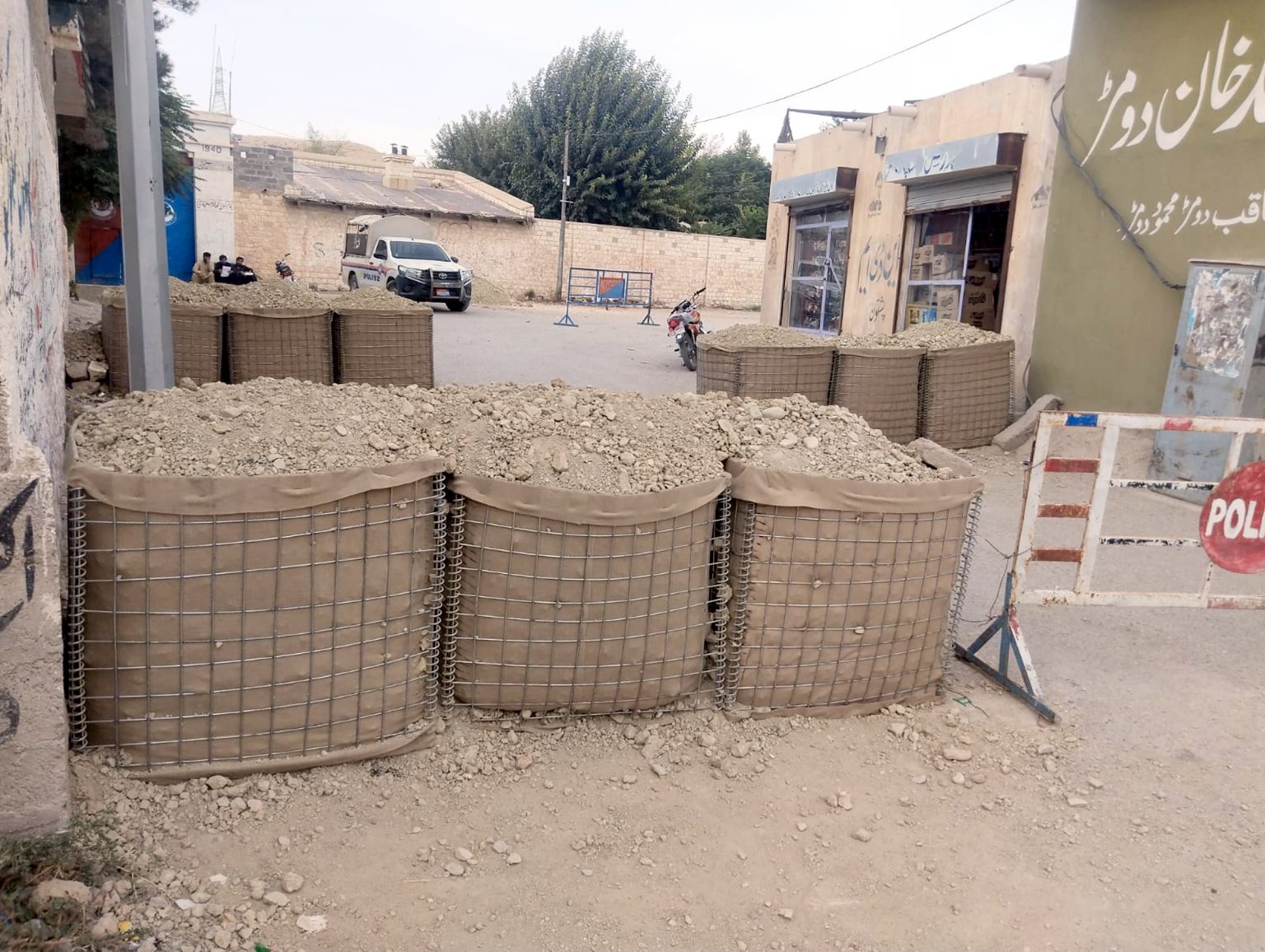 سنجاوی میں سیکورٹی خدشات کے باعث پولیس تھانہ، سرکاری دفاتر جانیوالے راستے آمدو رفت کیلئے بند