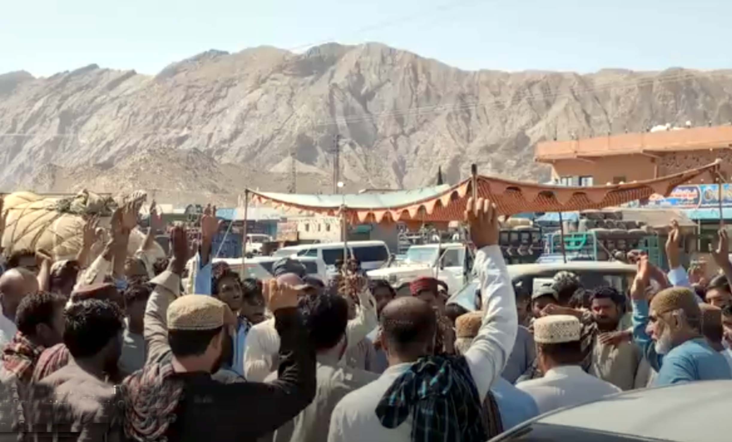 یوریا کھاد پر پابندی کیخلاف خضدار میں زمینداروں کا احتجاج، کوئٹہ کراچی شاہراہ پر ٹریفک معطل