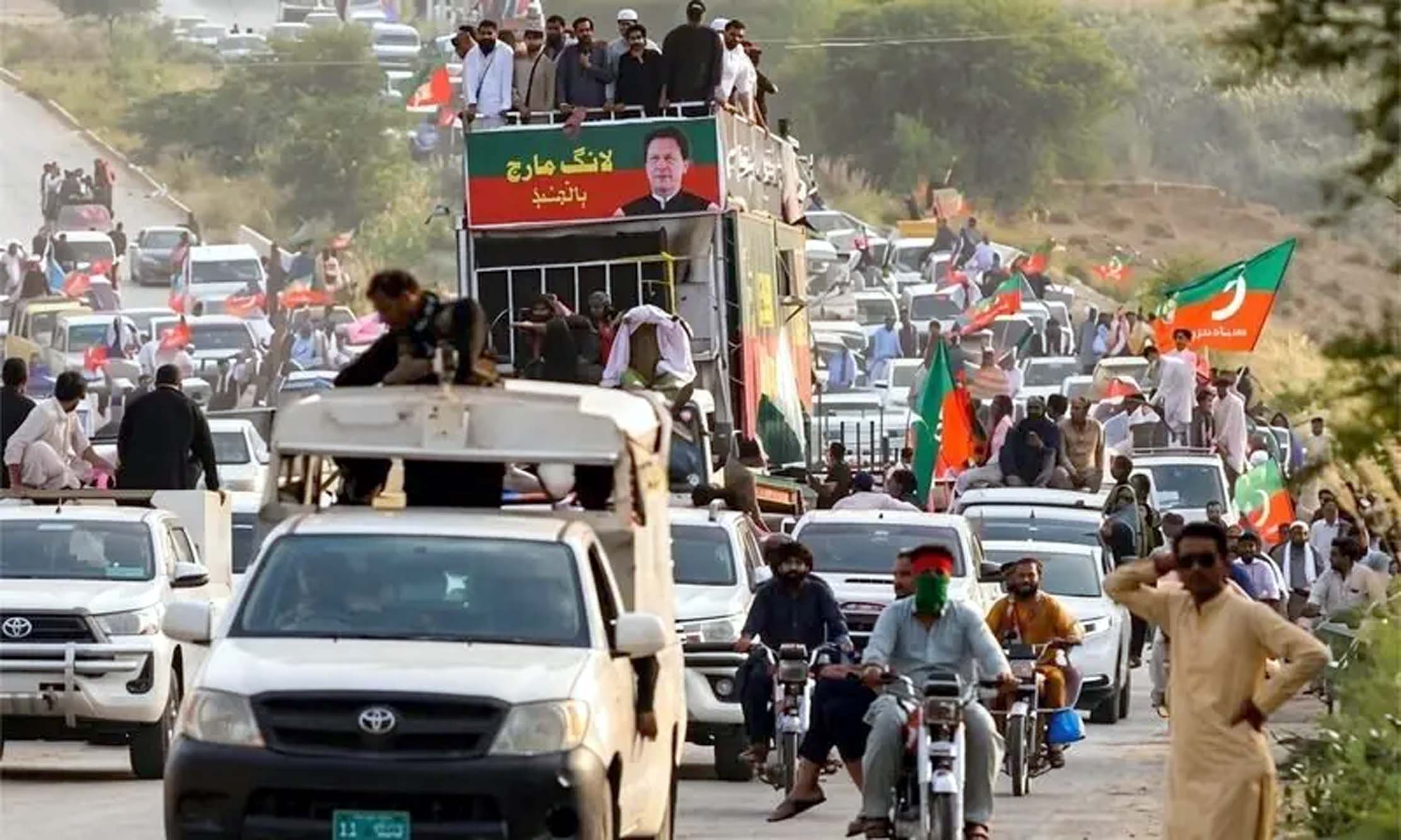 پی ٹی آئی لانگ مارچ وزیراعلیٰ خیبر پختونخوا سہیل آفریدی کی قیادت میں کوہاٹ پہنچ گیا