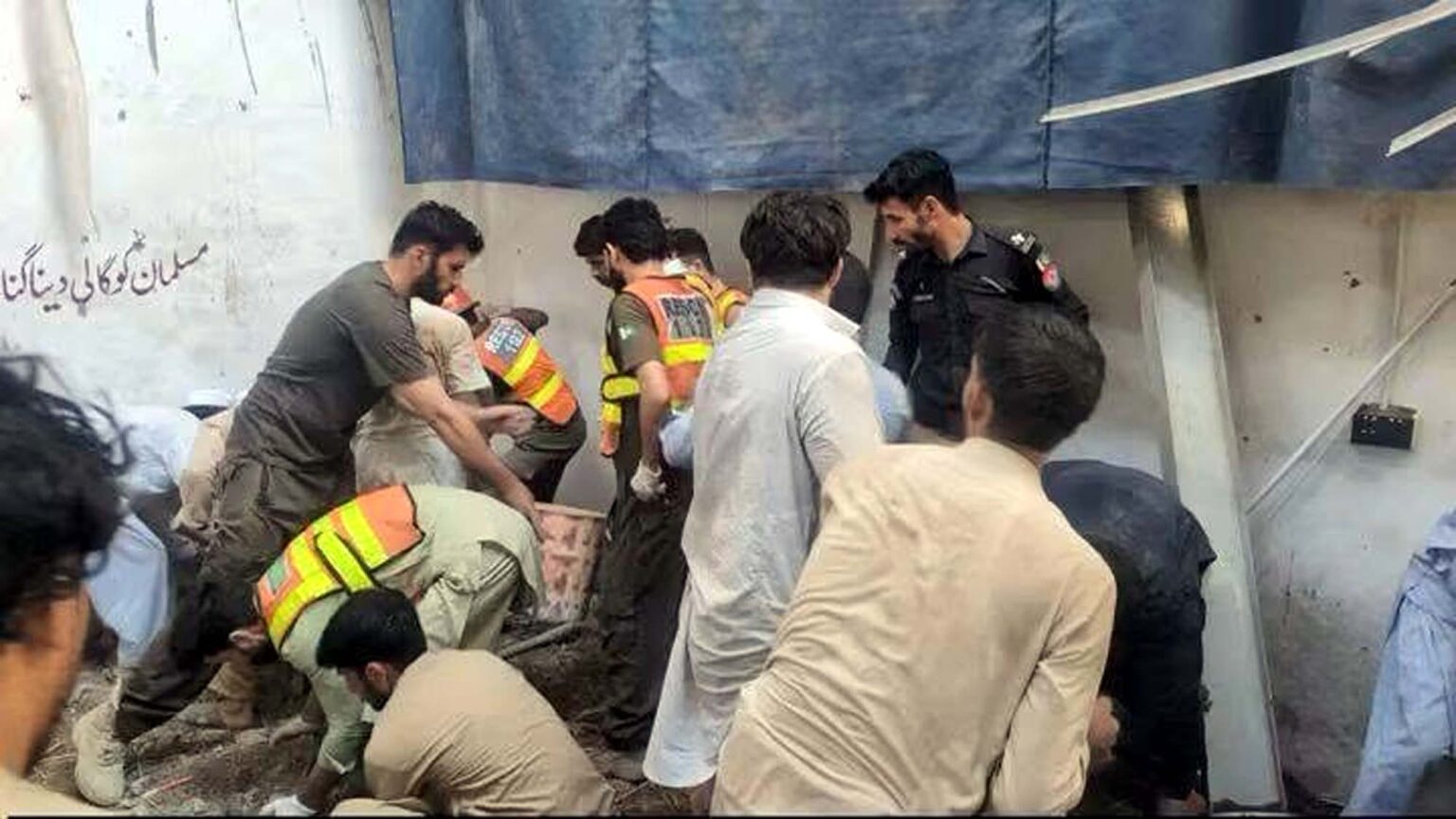 پشاور اسکول چھت گرنے سے 35 جاں بحق