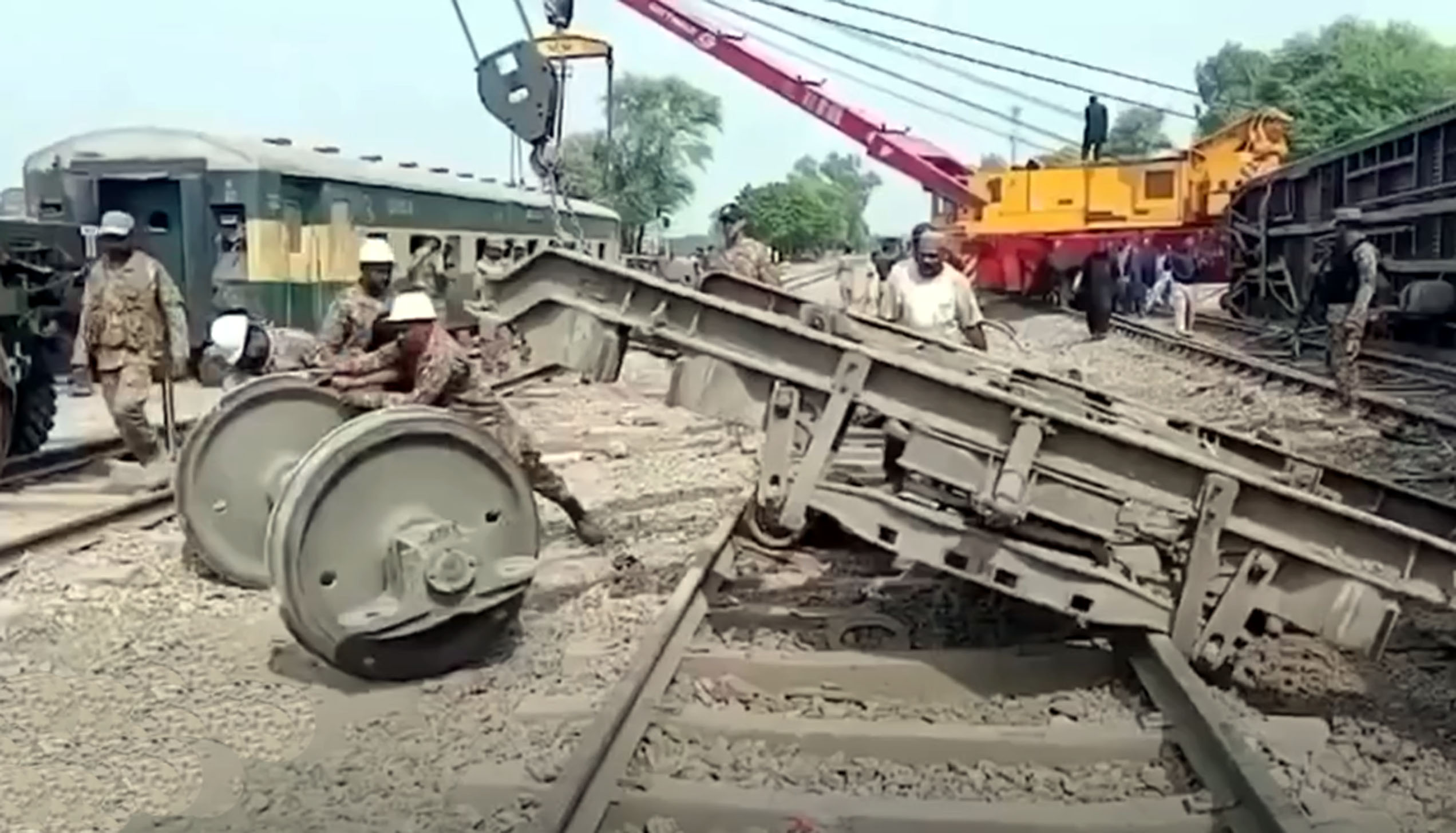 کراچی سے پشاور جانیوالی ٹرین کو حادثہ، اموات کی تعداد 6 ہوگئی، 30 سے زائد زخمی، ریسکیو آپریشن مکمل
